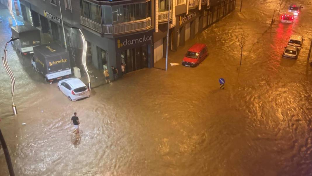 Ulaşım kapandı, iş yerlerini su bastı... Sel felaketi o illeri vurdu 2